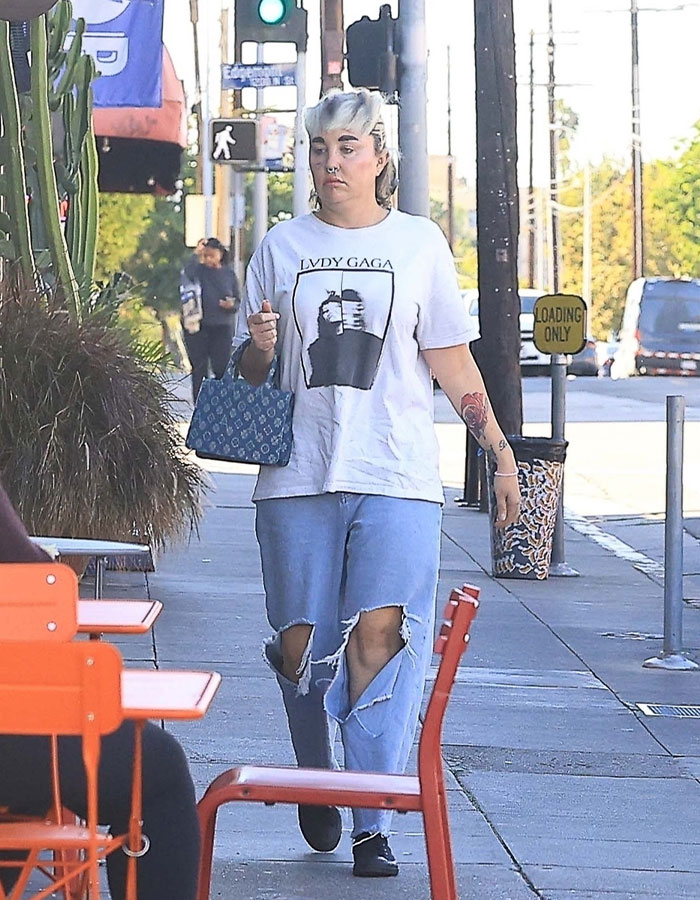 Amanda Bynes walking on sidewalk showing dramatic weight loss after using injections in a casual outfit.