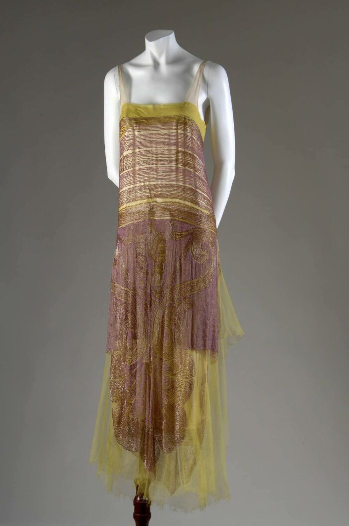 Vintage dress displayed on a mannequin, showcasing culture and everyday life in powerful old photos from the past.