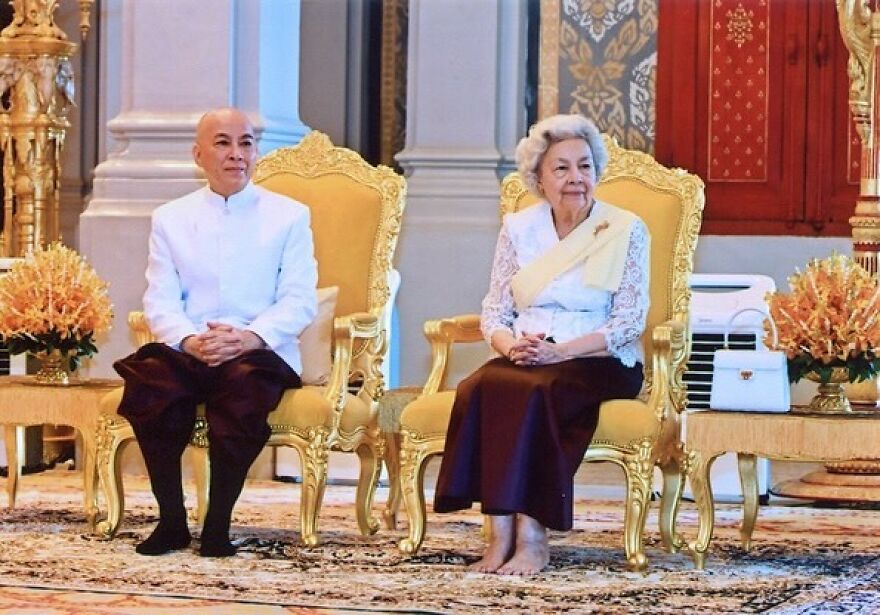 Elderly monarchs seated on ornate golden chairs in a regal setting representing oldest surviving monarchies.