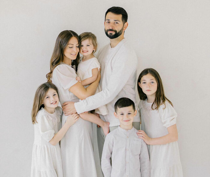 Family portrait with influencer and children in neutral tones, reflecting the influencer's daughter loss during Christmas.