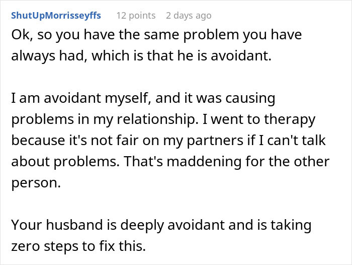 Screenshot of a discussion about relationship problems and avoidant behavior after regretting a divorce.