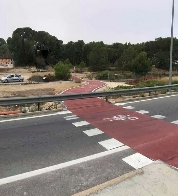 Bike lane poorly designed with an unusual barrier making it almost unusable and a clear job fail example.