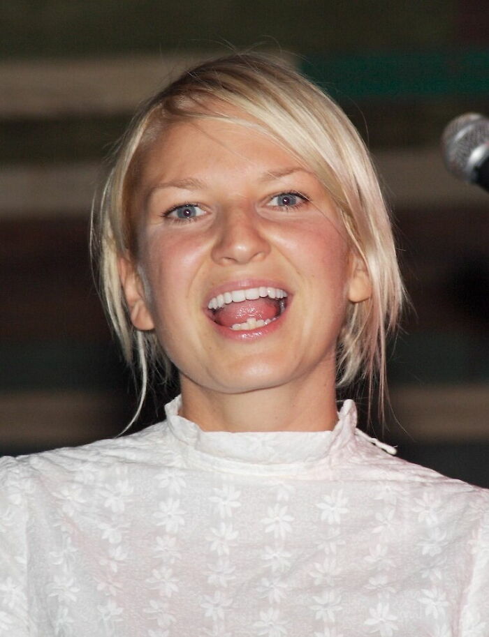 Singer Sia, 50