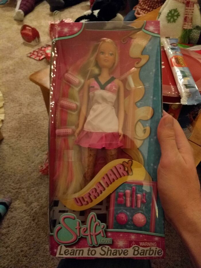 Muñeca Barbie en caja con accesorios para peinar, regalo inesperado en Secret Santa causa problema en el lugar de trabajo.