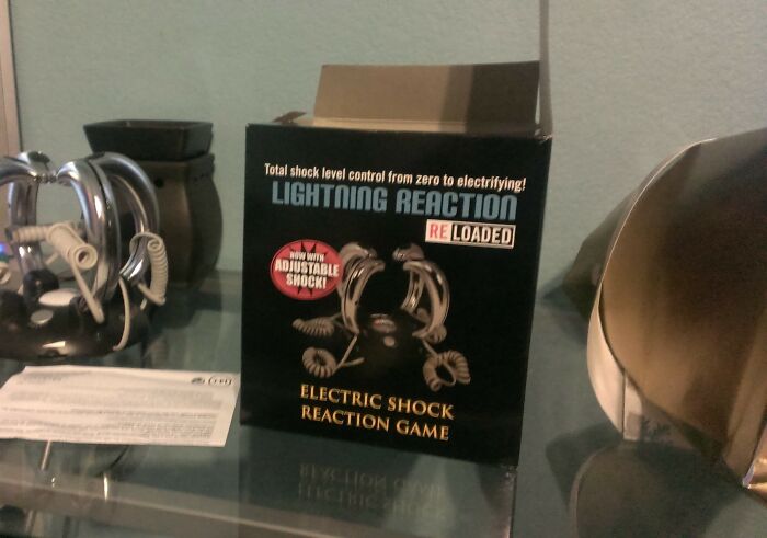 Juego de reacción con descargas eléctricas como regalo de Secret Santa que causó sorpresa y susto en el trabajo.