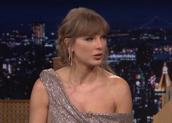 Actriz de Hollywood en entrevista nocturna, hablando sobre momentos de traición y backstabbing en la industria del cine.