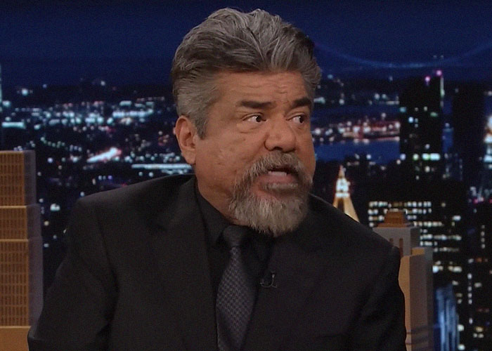 Hombre con traje negro hablando en un programa nocturno sobre momentos de traición y backstabbing en Hollywood.