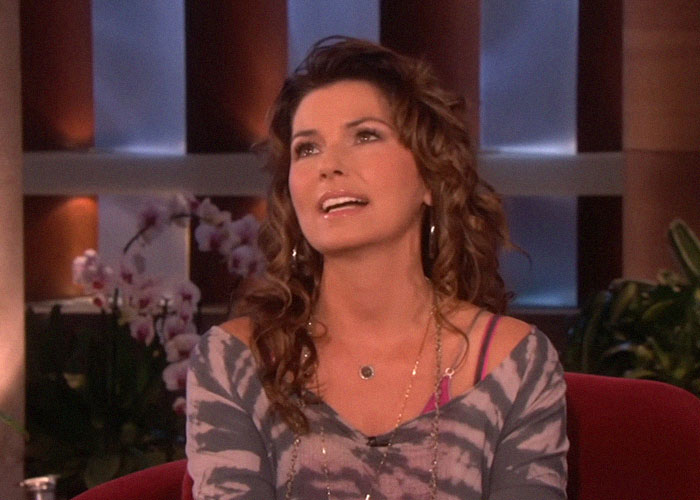 Mujer hablando en entrevista televisiva, ilustrando momentos de traición en Hollywood y el mundo del espectáculo.