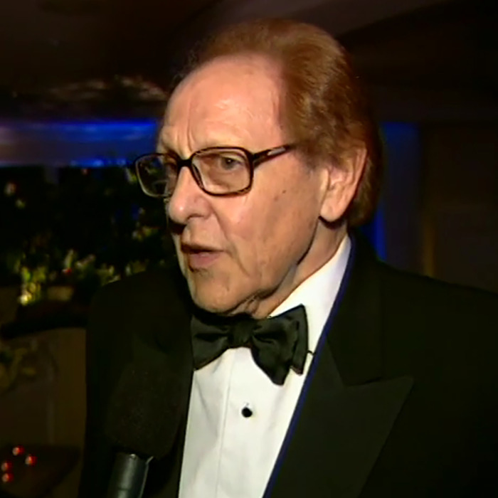 Man in a tuxedo and glasses speaking into a microphone about Brendan Fraser&rsquo;s career after Oscar victory.