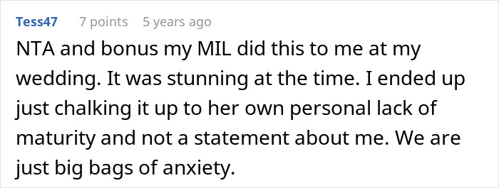Screenshot of a Reddit comment discussing a mother-in-law excluding her from family photos due to homophobia.