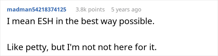 Screenshot of a Reddit comment discussing a woman&rsquo;s horrible family pics after homophobic MIL excludes her from photos.