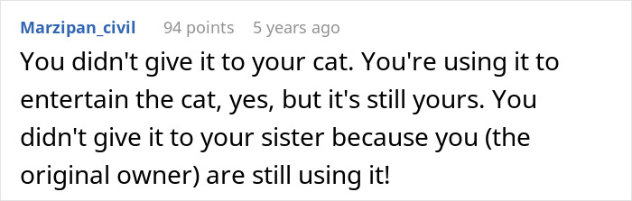 Comment on Reddit discussing a guy giving his old laptop to his cat instead of his sister, sparking internet debate.