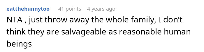Comment discussing family conflicts in response to woman reheating pizza leftovers for MIL during unexpected Christmas visit.