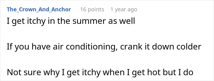 Text conversation discussing itchy skin during summer and advice on using air conditioning to reduce discomfort.