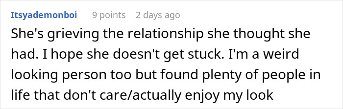 Woman finds secret texts from fianc&eacute; complaining about her appearance and worrying about their wedding photos.