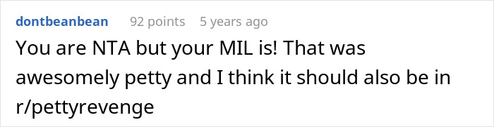 Screenshot of a Reddit comment discussing a woman&rsquo;s horrible family pics after homophobic MIL excludes her from photos.