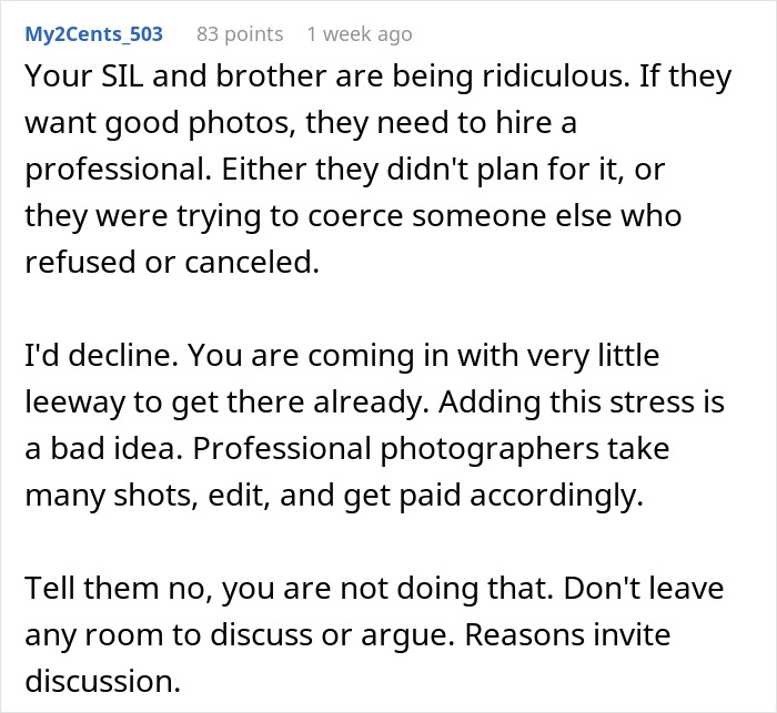 Screenshot of a Reddit comment advising against being a free wedding photographer due to stress and lack of payment.