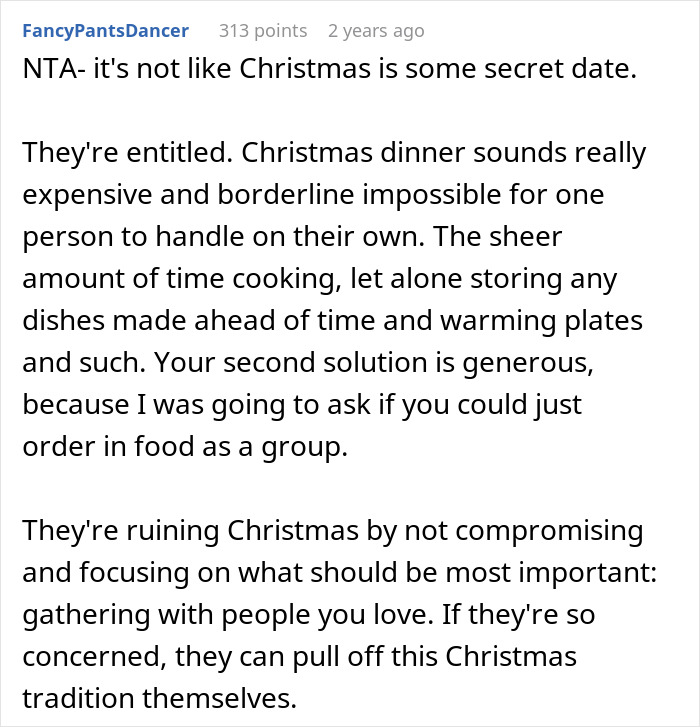 Reddit comment discussing lazy relatives not bringing food to Christmas dinner and the host&rsquo;s pizza ultimatum.