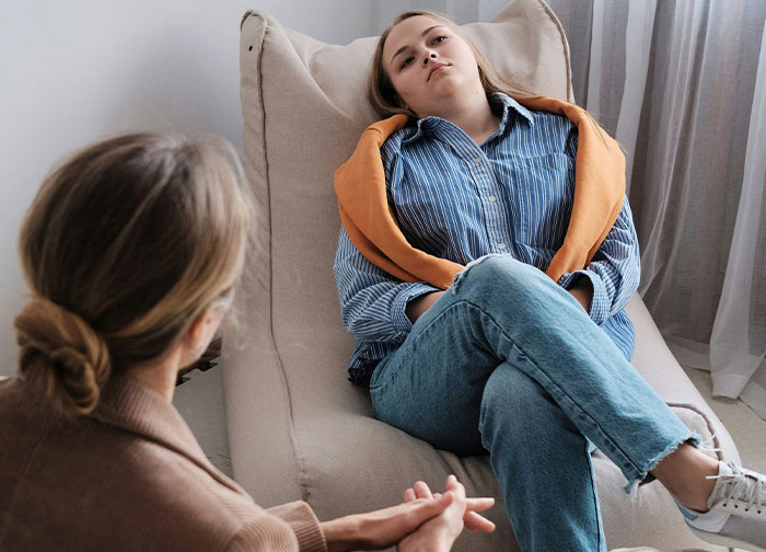 Young woman venting to a therapist about relationship issues after boyfriend online vents about closing her closet door.