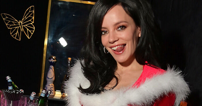 “Disgracing Herself”: Lily Allen Sparks Revenge Era Buzz After Kissing 28YO Heir