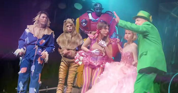 ‘Wizard Of Oz’ Performance Outrages Audience With Hundreds Walking Out