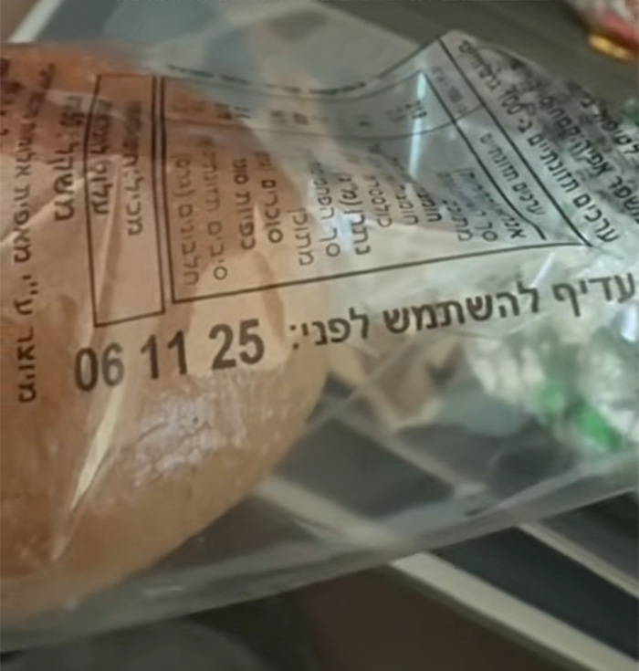 Comida empaquetada de Air Canada con fecha de caducidad visible en queja de pasajera sobre comida caducada en vuelo.