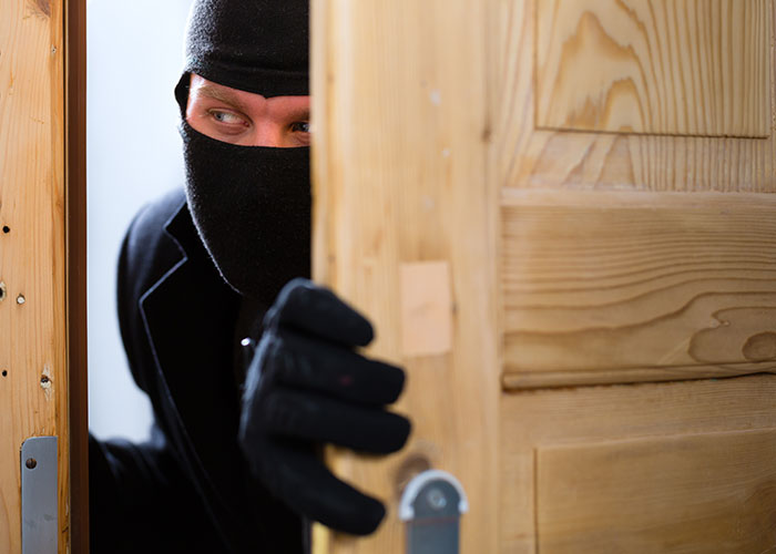 "Terrible Advice": People Urge Others To Stop Believing In These 40 Dangerous Survival Myths