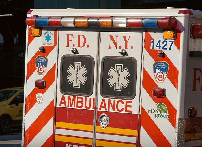 35 “Is Anyone Here A Doctor?” Stories That Went From Zero To Chaos Fast