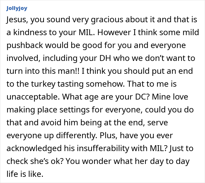 Text message discussing family dynamics and urging men not to feel entitled to do nothing during Christmas gatherings. Text message discussing family dynamics and urging men not to feel entitled to do nothing during Christmas gatherings.