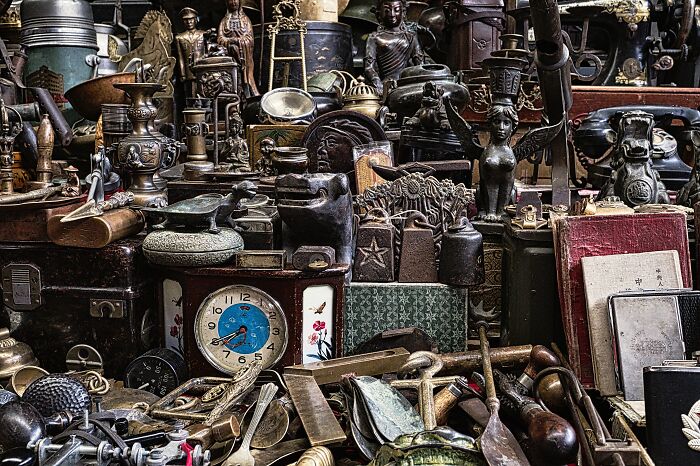 50 Home Professionals Share The Quiet Red Flags They Notice Inside People’s Homes