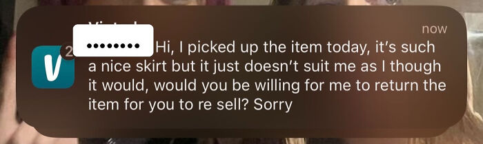 Notification of a Vinted message requesting to return a skirt that does not suit the buyer after purchase.