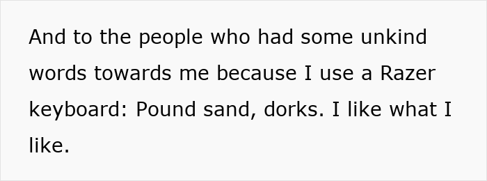 Text showing a person responding defiantly to criticism about using a Razer keyboard after lending a spare keyboard to their girlfriend.