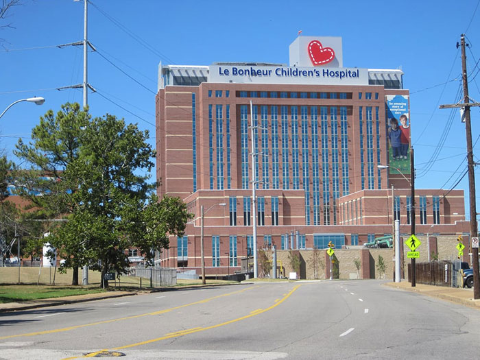 Le Bonheur Children&rsquo;s Hospital exterior on a sunny day, relating to mom calls 911 after kids eat her gummies.