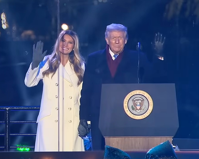 Melania Trump y expresidente en evento navideño, su actitud curiosa genera especulaciones y reacciones diversas. Melania Trump y expresidente en evento navideño, su actitud curiosa genera especulaciones y reacciones diversas.