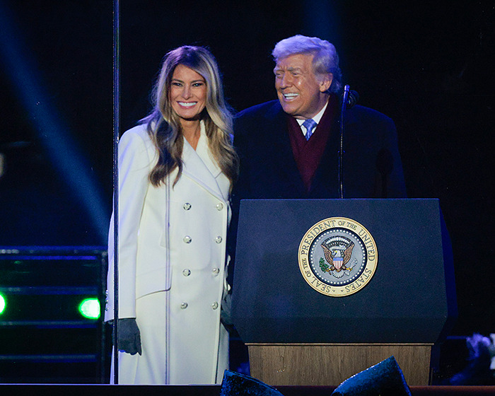 Melania Trump sonríe junto a Donald Trump en ceremonia navideña, generando teorías sobre su actitud navideña. Melania Trump sonríe junto a Donald Trump en ceremonia navideña, generando teorías sobre su actitud navideña.
