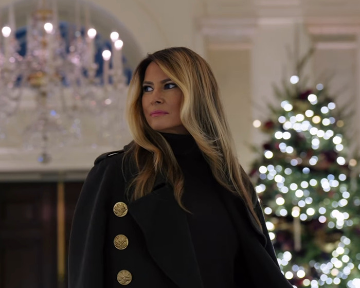 Melania Trump en evento navideño con abrigo negro genera teorías por su curiosa actitud navideña. Melania Trump en evento navideño con abrigo negro genera teorías por su curiosa actitud navideña.