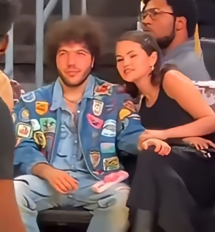 Benny Blanco giving cold treatment to Selena Gomez in a viral clip, sparking mixed fan reactions at an event. Benny Blanco giving cold treatment to Selena Gomez in a viral clip, sparking mixed fan reactions at an event.