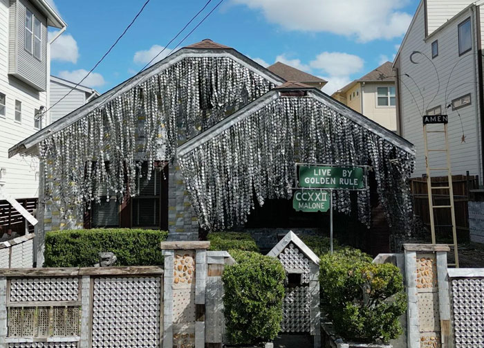 House covered with dozens of aluminum cans, an example of unusual architecture in the bread-shaped bread factory category.