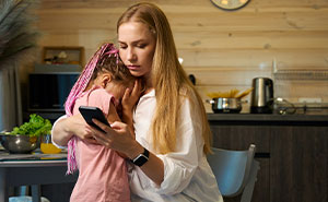 Woman Asks If She’s Being Paranoid Over BF’s Creepy Behavior, People Tell Her To Run While She Still Can