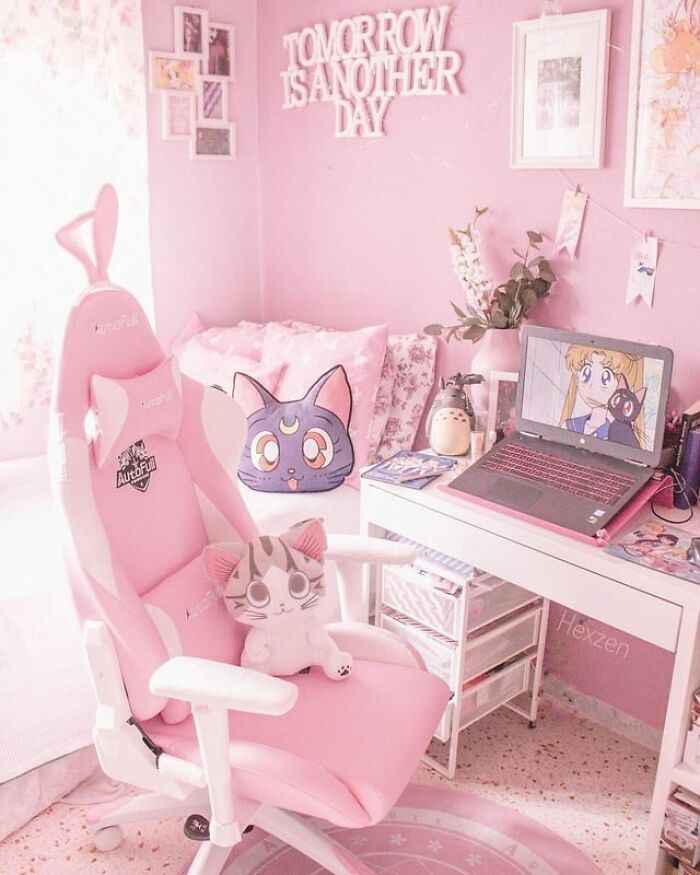 Habitación rosa con silla gamer y decoración de anime, ejemplo de red flags en interiores según profesionales del hogar.