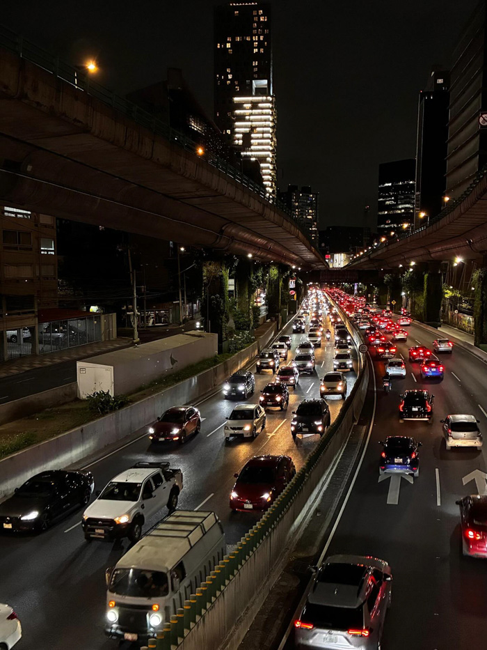 Night city highway filled with cars and lights, depicting fun facts about Mexico urban life