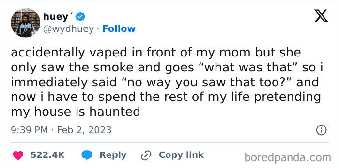 Tweet about accidentally vaping in front of mom, turning an embarrassing moment into a funny situation later.