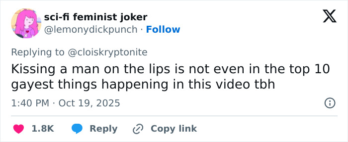 Tweet discussing reactions to Alexander Skarsg&aring;rd breaking his silence on orientation after viral comment controversy.