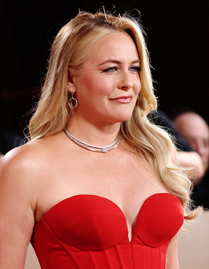 Alicia Silverstone in a red strapless dress at the Golden Globes, photo highlighting viral glitching and controversies.