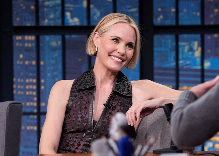 Female star smiling during a TV interview, discussing nannies and the internet influence on parenting choices.