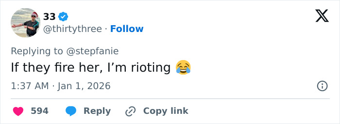 Screenshot of a tweet reacting to Amy Sedaris transphobic jab during CNN New Year's Eve broadcast with laughing emoji.