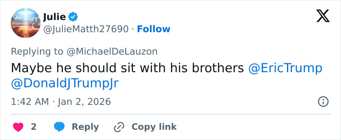 Screenshot of a Twitter reply from Julie mentioning Melania Trump and Mar-a-Lago rule enforcement controversy.