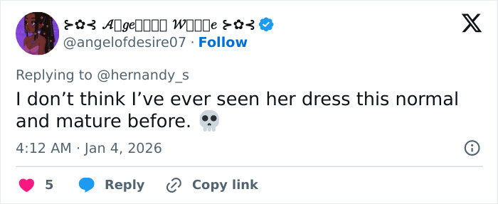 Tweet discussing JoJo Siwa's dramatic transformation and name change, highlighting a mature and normal dress style.
