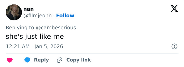Tweet from user filmjeonn reading she's just like me, related to Ariana Grande brutally roasted after Leighton Meester mocking on red carpet. Tweet from user filmjeonn reading she's just like me, related to Ariana Grande brutally roasted after Leighton Meester mocking on red carpet.