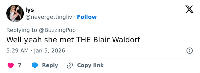 Tweet from user lys commenting on meeting Blair Waldorf, referencing Ariana Grande and Leighton Meester red carpet interaction. Tweet from user lys commenting on meeting Blair Waldorf, referencing Ariana Grande and Leighton Meester red carpet interaction.